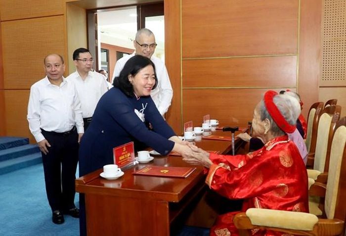 Đồng chí Bùi Thị Minh Hoài, Ủy viên Bộ Chính trị, Bí thư Trung ương Đảng, Chủ tịch Ủy ban Trung ương Mặt trận Tổ quốc Việt Nam thăm hỏi đại biểu tham dự buổi lễ