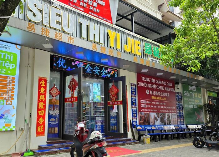 Tình trạng tương tự được ghi nhận tại siêu thị Ji Jie, số 55 đường Ngọc Hân Công Chúa. 