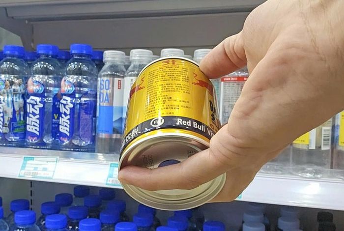 Sản phẩm nước tăng lực Red Bull tại đây có bao bì thể hiện hoàn toàn bằng tiếng Trung Quốc.