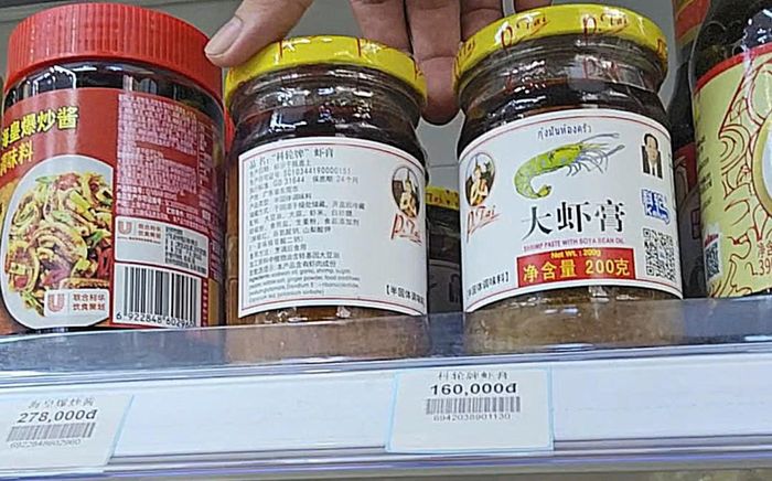 Tuy nhiên, nhiều sản phẩm không có thông tin tiếng Việt trên bao bì, chỉ ghi bằng tiếng Trung Quốc; tem trên kệ hàng cũng chỉ ghi tiếng Trung, chủ yếu thể hiện giá bán.