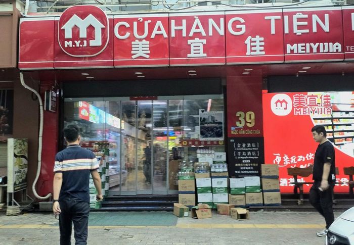 Cách đó không xa, Cửa hàng tiện lợi số 39 đường Ngọc Hân Công Chúa cũng có dấu hiệu bày bán sản phẩm không có thông tin bằng tiếng Việt.