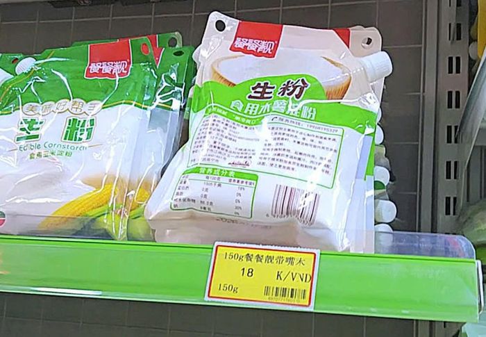 Cả bao bì sản phẩm và tem dán trên kệ đều bằng tiếng Trung Quốc.