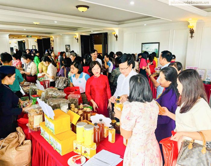 Đại biểu, khách mời tham quan các gian hàng.