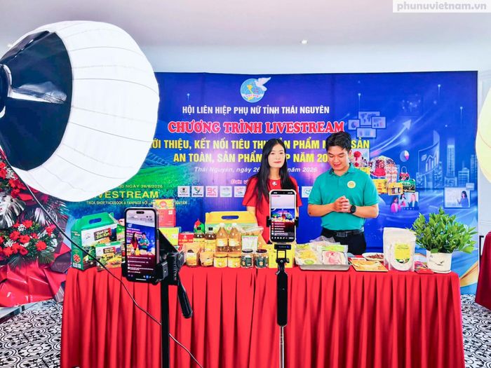 Các gian hàng thực hiện phiên livestream tại chương trình.