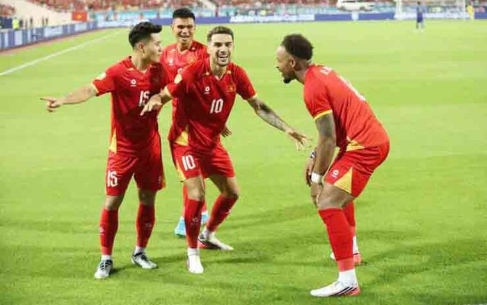 Hoàng Hên ăn mừng cùng đồng đội sau bàn gỡ hòa