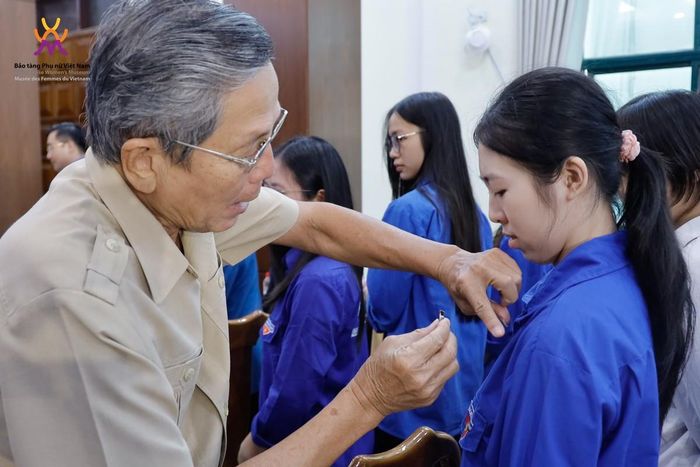 Nghi thức trao tặng huy hiệu Đoàn - trao gửi niềm tin của thế hệ đi trước cho các đoàn viên trẻ. Ảnh: Bùi Hằng