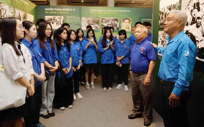 Các đoàn viên thanh niên được tham quan không gian trưng bày “Thời thanh xuân từ Đường Trường Sơn đến Đường 1C huyền thoại” tại Bảo tàng Phụ nữ Việt Nam