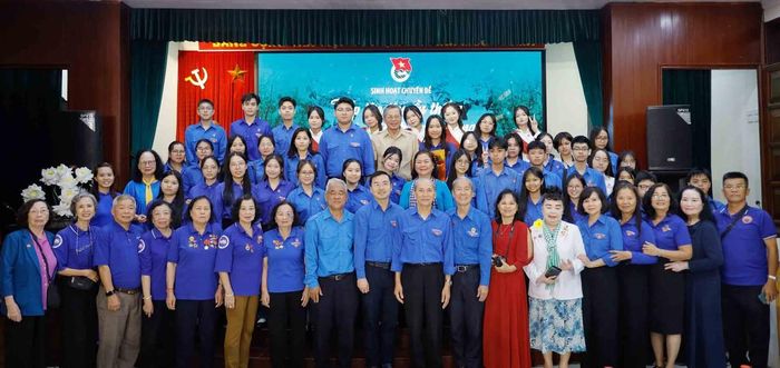 Các cô, các bác là nhân chứng lịch sử và các đoàn viên. Ảnh: Bùi Hằng