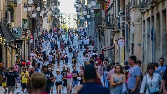 Một con phố đông đúc tại Barcelona (Tây Ban Nha)