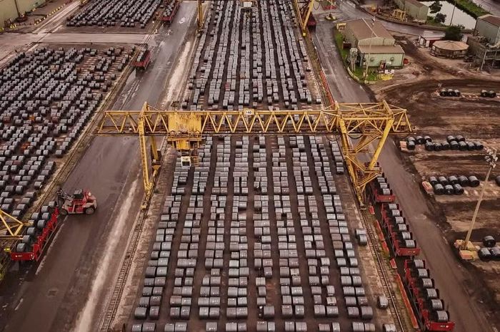 Khu vực kho bãi của nhà máy thép ArcelorMittal Dofasco ở Ontario (Canada)