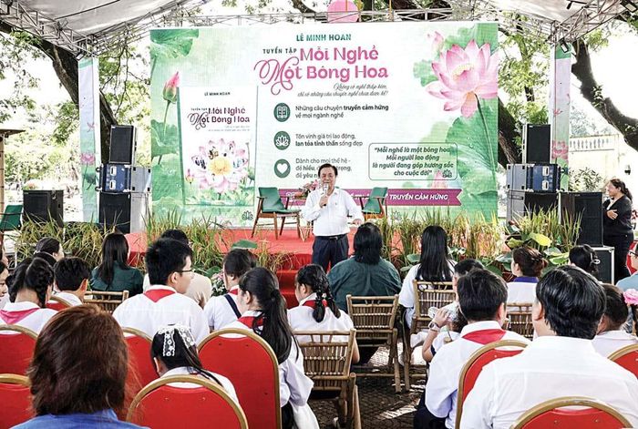 Ông Lê Minh Hoan trò chuyện cùng các em học sinh, sinh viên về tuyển tập Mỗi nghề một bông hoa của ông, tại lễ hội Sen Đồng Tháp lần thứ III diễn ra tại phường Cao Lãnh (tỉnh Đồng Tháp), ngày 21.6.2026. Ảnh: Nguyên Hành