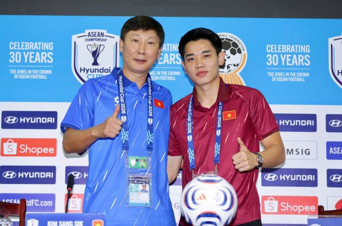 HLV Kim Sang Sik và Nguyễn Đình Bắc. Ảnh: VFF