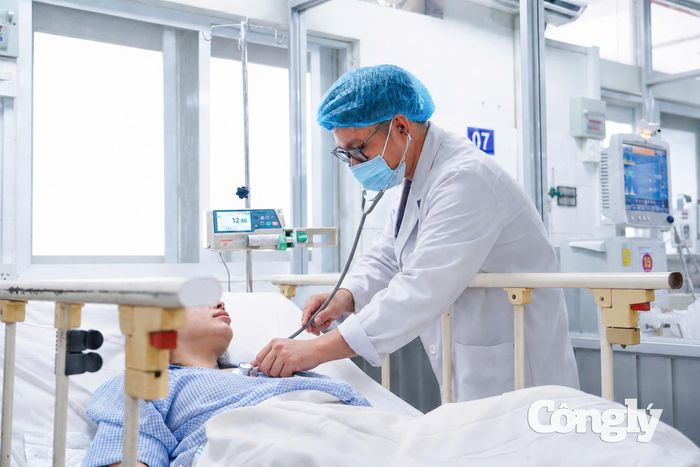 Sản phụ bị sốt xuất huyết, băng huyết sau sinh và suy gan cấp.