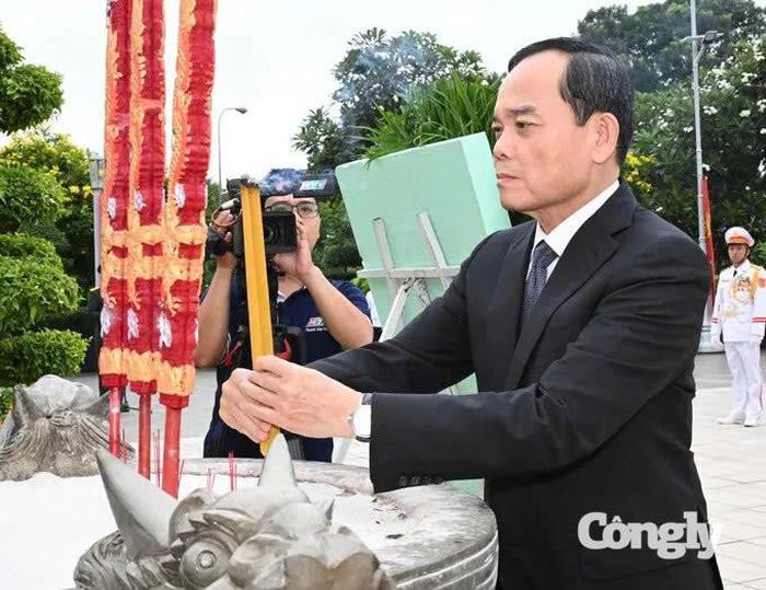 Bí thư Thành ủy TP.HCM Trần Lưu Quang dâng hương tưởng nhớ các Anh hùng liệt sĩ tại Nghĩa trang Liệt sĩ TP.HCM. Ảnh: Việt Dũng.