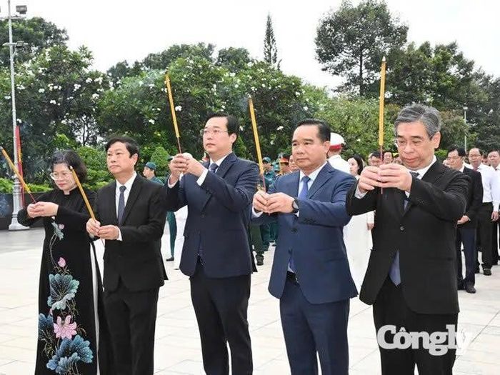 Các đồng chí Thường trực Thành ủy TP.HCM dâng hương tại Nghĩa trang Liệt sĩ TPHCM. Ảnh: Việt Dũng.
