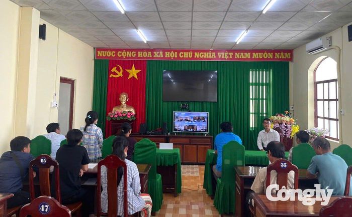 Các đương sự tham gia phiên tòa trực tuyến tại điểm cầu thành phần UBND xã Gia Hòa, TP Cần Thơ.