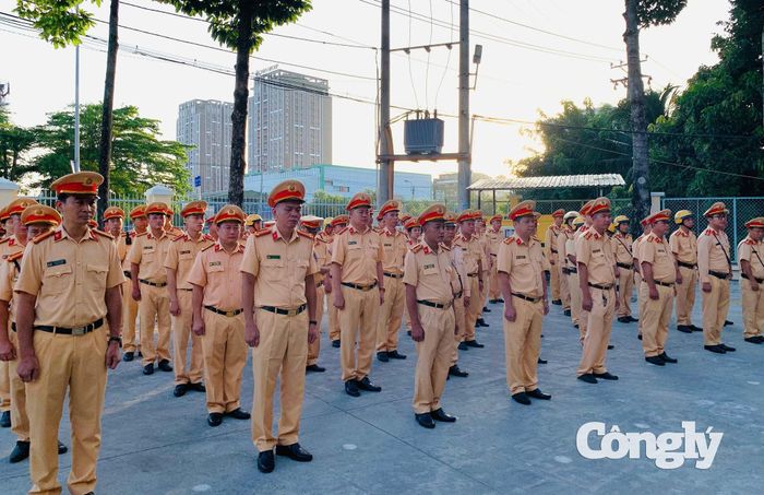 Cán bộ, chiến sĩ Phòng CSGT Công an TP Cần Thơ tham gia lễ ra quân cao điểm tổng kiểm soát phương tiện kinh doanh vận tải.