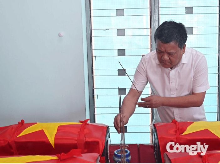 Dâng hương tưởng nhớ các Anh hùng liệt sĩ.