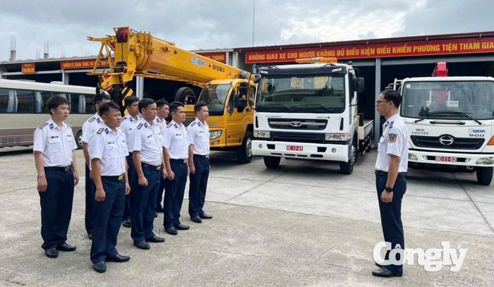 Ban giám khảo quát triệt mục đích, yêu cầu cho các thí sinh trước khi bước vào nội dung thi xe tốt