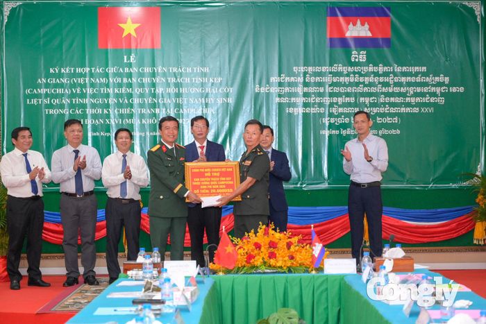Đại tá Nguyễn Việt Thắng, Chính ủy Bộ CHQS tinh, Phó trưởng Ban Chuyên trách tỉnh An Giang, trao kinh phí hỗ trợ Ban Chuyên trách tỉnh Kep phục vụ công tác phối hợp tìm kiếm, quy tập hài cốt liệt sĩ trong mùa khô 2026-2027