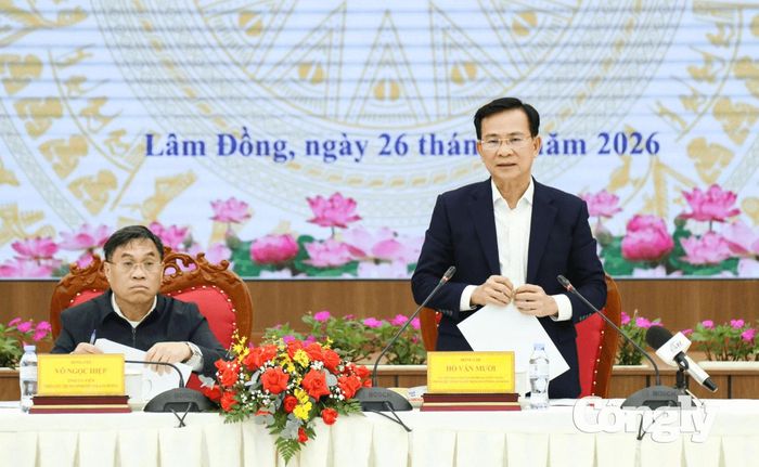 Chủ tịch UBND tỉnh Hồ Văn Mười phát biểu tại cuộc họp.