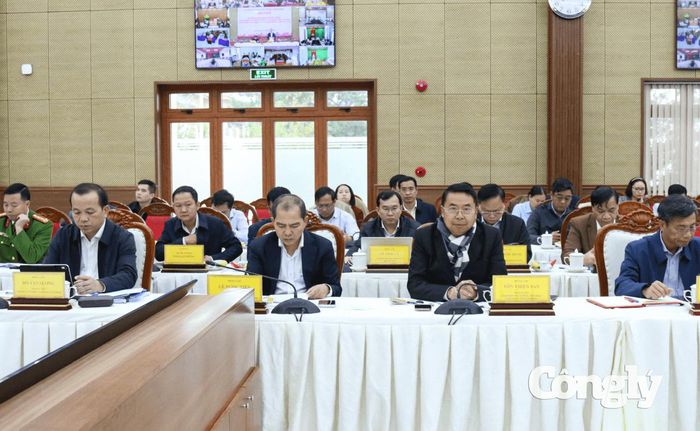 Lãnh đạo các sở, ngành tham dự cuộc họp.