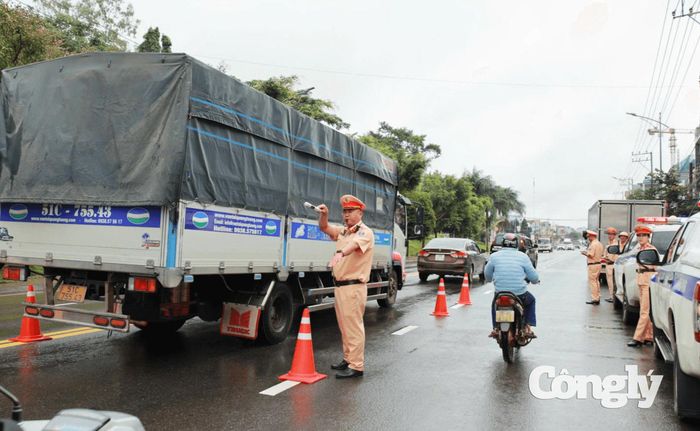 CSGT kiểm tra, xử lý các vi phạm về trật tự, an toàn giao thông.