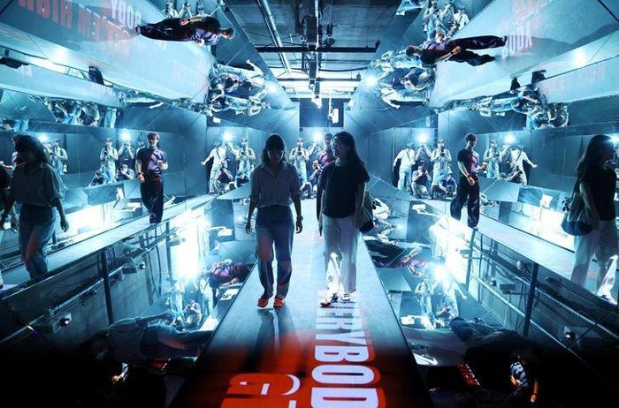 Khách tham quan đi dạo “COSMOS”, một triển lãm kỷ niệm 20 năm thành lập nhóm nhạc K-pop BIGBANG, tại K-Culture Station mới khai trương ở trung tâm Seoul hôm thứ Hai. (Yonhap)