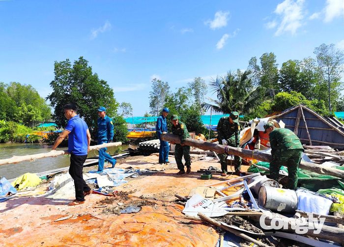 Các lực lượng vận chuyển cột nhà bị sập đưa ra vị trí tập kết