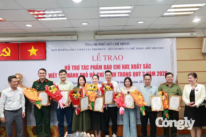 Đại diện Báo Công lý cùng các tác giả nhận Thư khen ở thể loại chính luận.