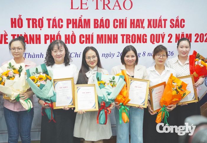 Tác giả Kim Sáng (Báo Công lý) - thứ 3 từ phải qua nhận Thư khen ở thể loại diễn đàn.
