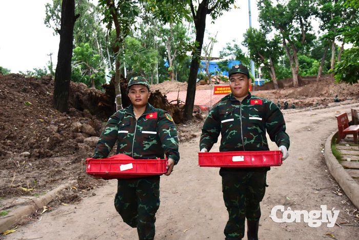 Đưa các mẫu hài cốt liệt sĩ vào khu vực quy tập.
