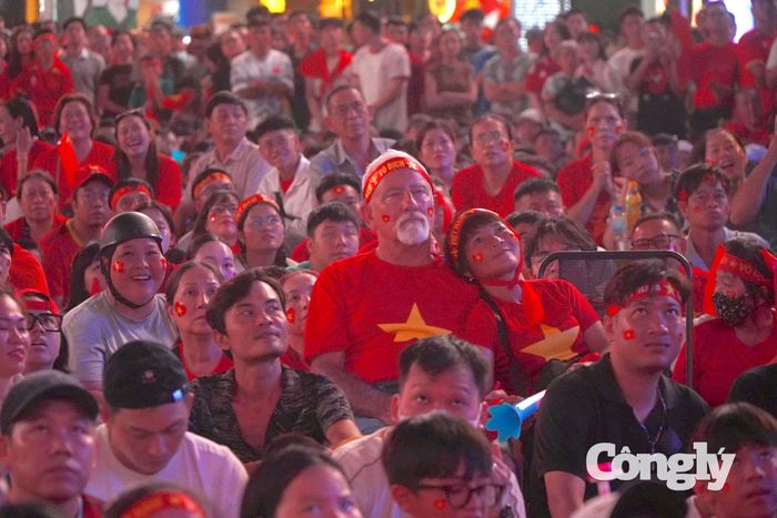 Người nước ngoài say mê cổ vũ cho đội tuyển Việt Nam trong trang phục áo cờ đỏ sao vàng.