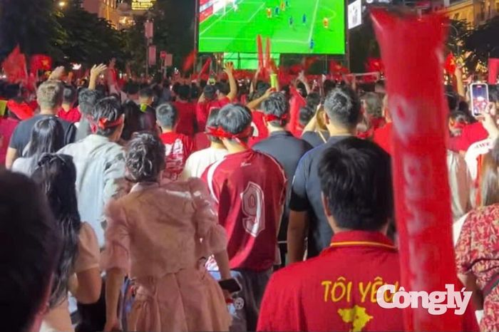 Cổ động viên hào hứng ăn mừng chiến thắng của đội tuyển Việt Nam.