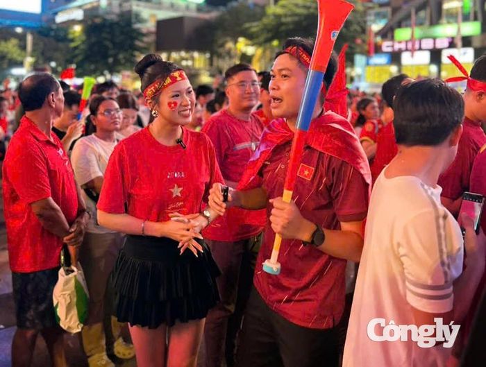 Cổ động viên TP.HCM ăn mừng chiến thắng của đội nhà.