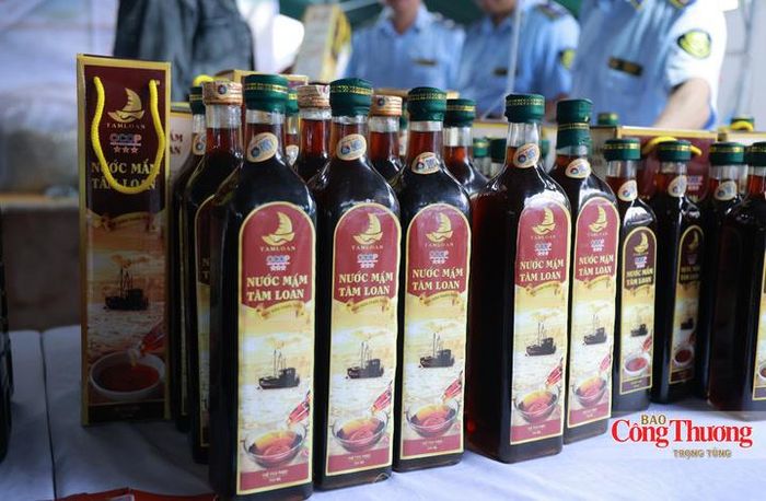 Cùng chung tư duy phát triển đặt chất lượng lên hàng đầu, cơ sở hải sản chế biến Tâm Loan (xã Lộc Hà, Hà Tĩnh) cũng khẳng định được uy tín vững chắc của mình trên thị trường. Bà Nguyễn Thị Tâm, chủ cơ sở cho biết, tất cả các sản phẩm của đơn vị khi đưa ra thị trường đều đảm bảo chất lượng, có nguồn gốc xuất xứ rõ ràng và giá bán được niêm yết cụ thể.