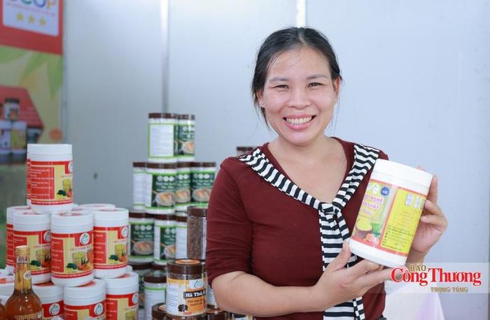 Tại gian hàng của Hợp tác xã Nông sản dược liệu Thu Hằng (xã Tứ Mỹ, Hà Tĩnh), các mặt hàng chủ lực như tinh bột nghệ, sắn dây và viên nghệ được rất nhiều khách hàng ưa chuộng và tìm mua. "Lượng khách giao dịch tăng vọt khiến chúng tôi phải liên tục chuẩn bị thêm hàng hóa, bổ sung nguồn cung nhằm phục vụ kịp thời nhu cầu của người tiêu dùng", đại diện Hợp tác xã Nông sản dược liệu Thu Hằng cho biết.