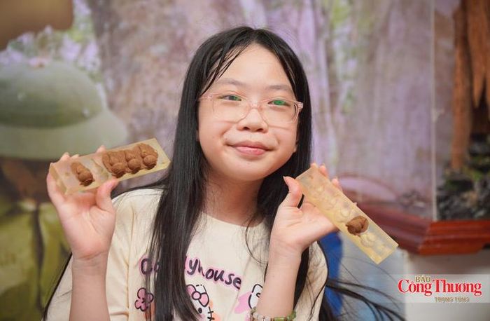 Tại gian hàng của Công ty TNHH TMDV Linh Trang (phường Thành Sen, Hà Tĩnh), rất nhiều người dân và trẻ nhỏ tỏ ra vô cùng thích thú với việc trực tiếp tham gia trải nghiệm quy trình làm các sản phẩm từ trầm.