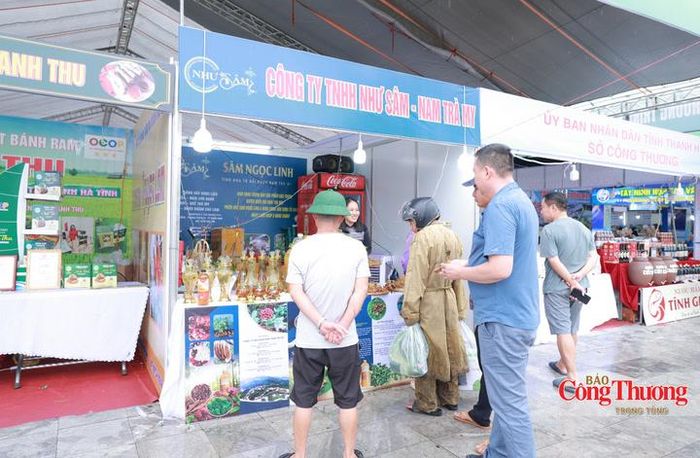 Theo ghi nhận của phóng viên Báo Công Thương, những ngày cuối Hội chợ triển lãm sản phẩm công nghiệp nông thôn (CNNT) tiêu biểu khu vực miền Trung - Tây Nguyên năm 2026 lượng khách tham quan, mua sắm vẫn duy trì ở mức cao. Đặc biệt, khu vực trưng bày các sản phẩm nông nghiệp, dược liệu đặc trưng vùng miền ghi nhận sức mua đột phá.