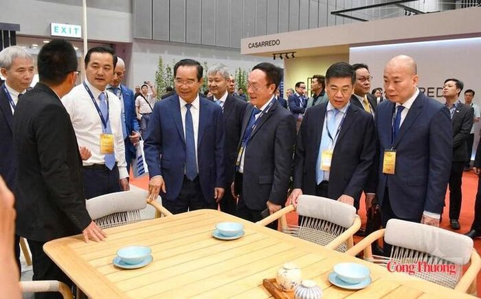 Đại biểu tham quan gian hàng tại Hội chợ Xuất khẩu đồ gỗ và nội thất - Hawa Expo 2026. Ảnh: Thanh Minh