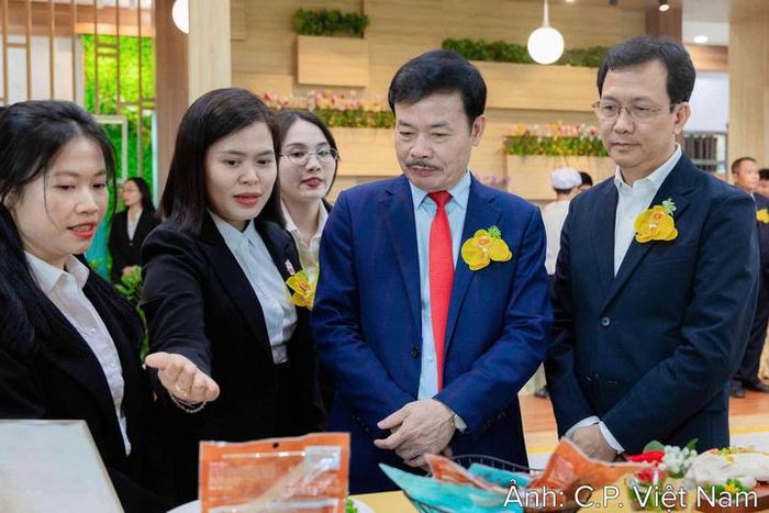 Các đại biểu tham quan khu trưng bày sản phẩm thịt gà chế biến của C.P. Việt Nam tham gia thị trường xuất khẩu. 