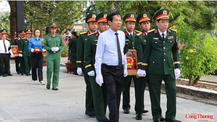 Thượng tướng Nguyễn Văn Gấu - Ủy viên BCH Trung ương Đảng, Ủy viên Quân ủy Trung ương, Thứ trưởng Bộ Quốc phòng; ông Đỗ Thanh Bình - Bí thư Thành ủy, Trưởng đoàn Đại biểu Quốc hội TP. Cần Thơ tiễn đưa các anh hùng liệt sĩ về nơi an nghỉ cuối cùng.