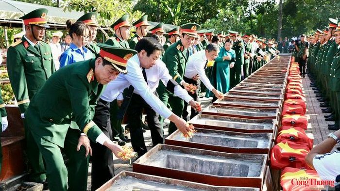 Các đại biểu bày tỏ sự tri ân và ghi nhớ công lao to lớn của các anh hùng liệt sĩ đã anh dũng chiến đấu và hy sinh vì sự nghiệp đấu tranh giải phóng dân tộc, thống nhất đất nước.