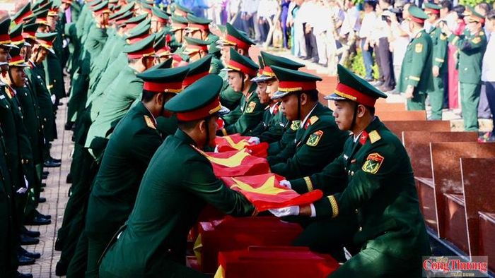 Nghi thức an táng hài cốt liệt sĩ tại buổi lễ.