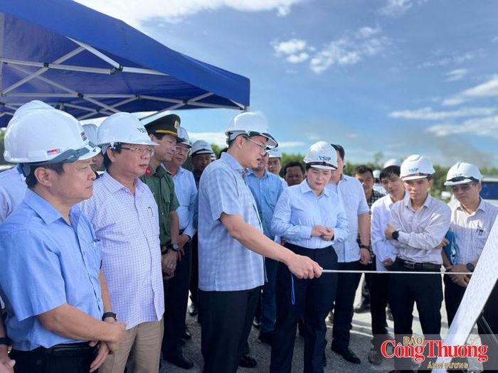 Chủ tịch UBND tỉnh Quảng Ngãi Nguyễn Đức Tâm đi thị sát hiện trường các dự án tại Khu công nghiệp VSIP