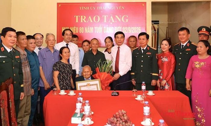 Đại tướng Phan Văn Giang và các đại biểu chụp ảnh chung cùng đồng chí Phạm Đình Lưỡng và gia đình.