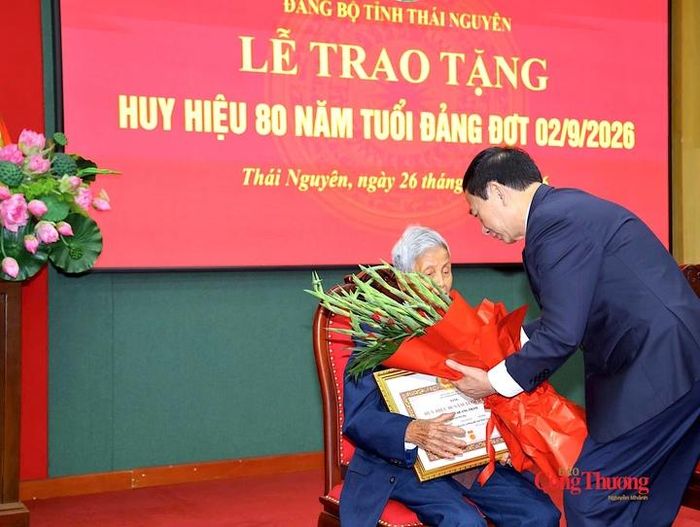 Đại tướng Phan Văn Giang trao Huy hiệu 80 năm tuổi Đảng và tặng hoa chúc mừng đồng chí Nguyễn Quang Thẩm.