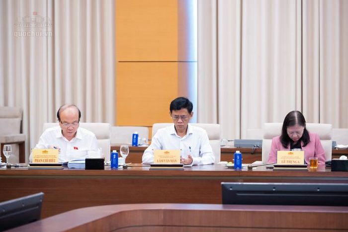 Các đại biểu tham dự phiên họp.