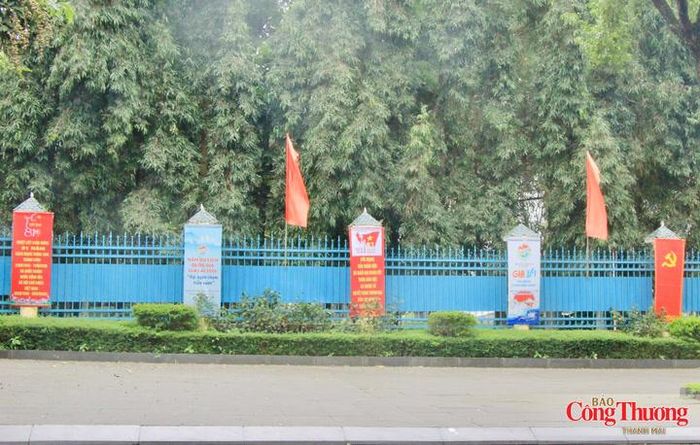Pano khẩu hiệu, cờ Đảng trên tuyến đường Trần Phú.