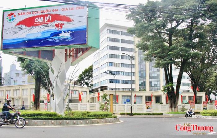 Từ các tuyến đường trung tâm đến những khu vực cửa ngõ thành phố, sắc đỏ của cờ Tổ quốc nổi bật giữa không gian phố núi.
